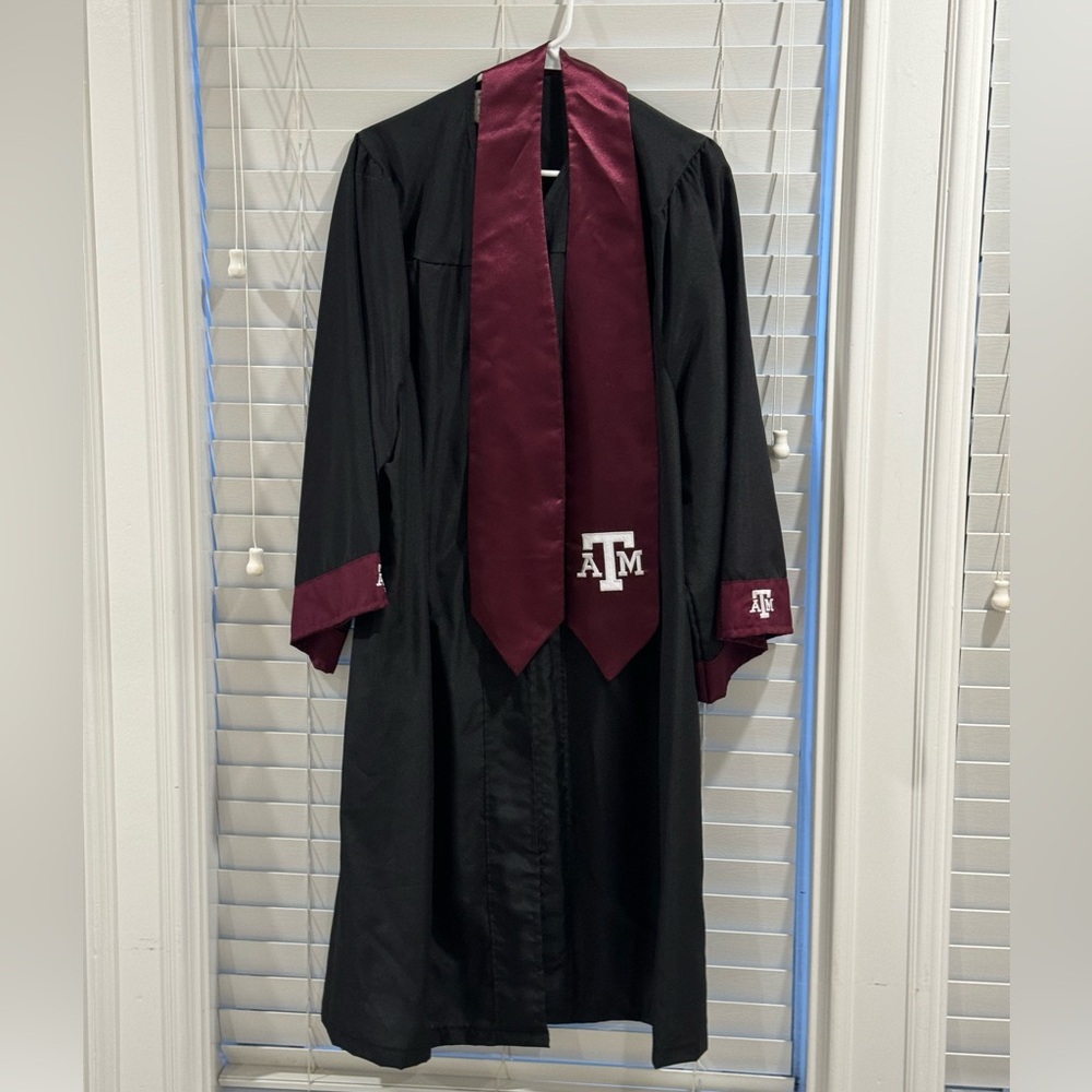 Texas A&M Undergraduate Gown & Stole 2022 5’1-5’2